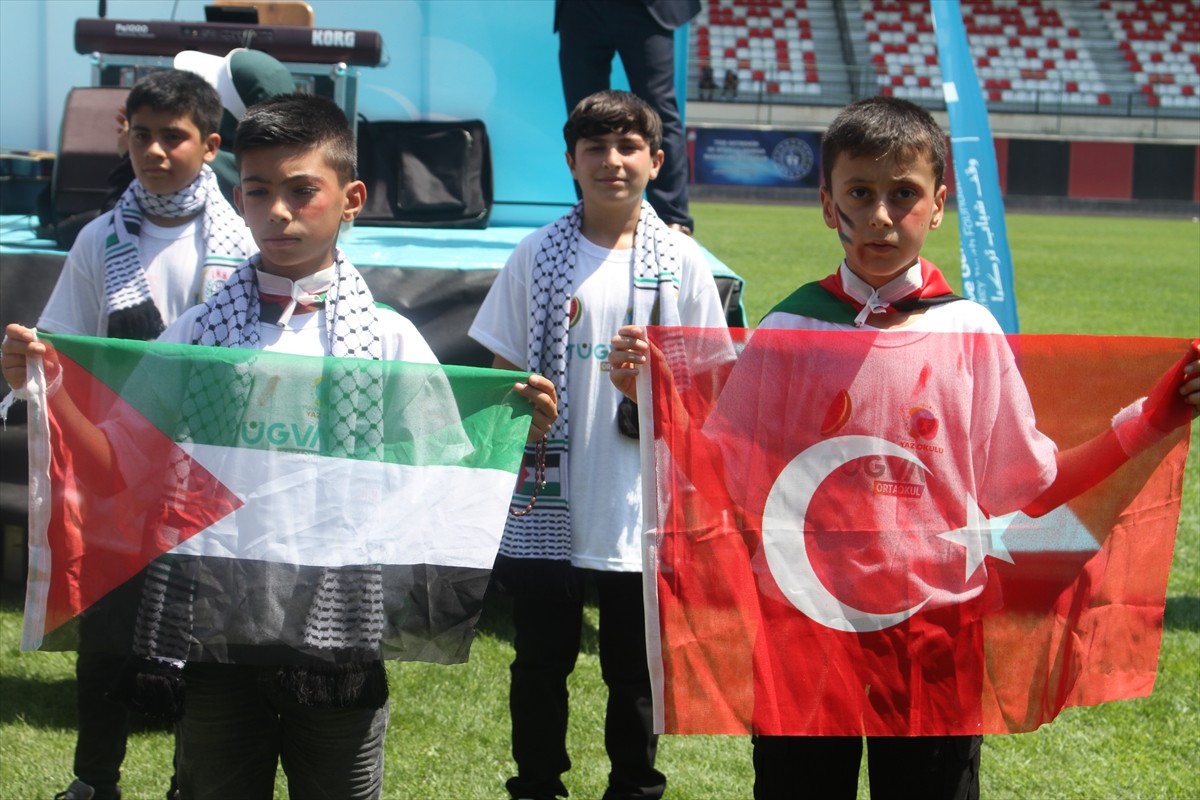 Van'da Türkiye Gençlik Vakfınca (TÜGVA), Atatürk Şehir Stadı'nda yaz okulu kapanış programı...