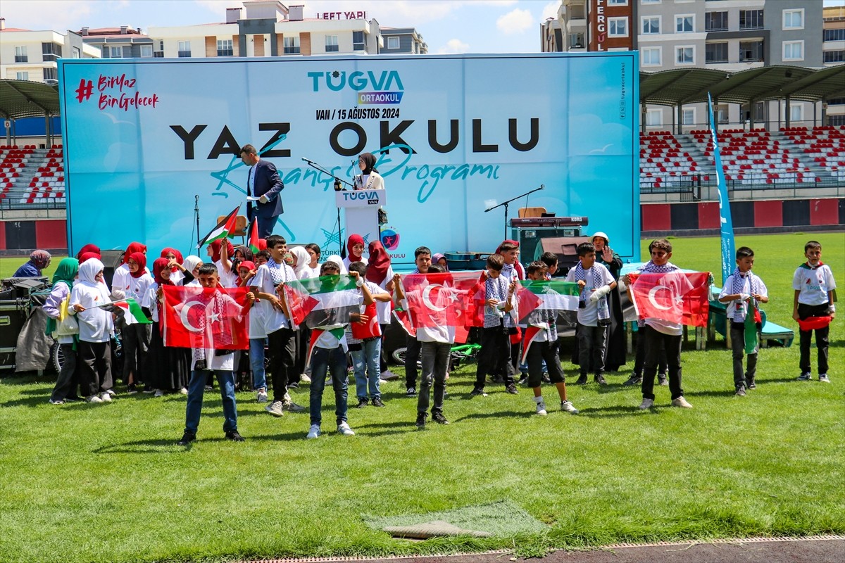 Van'da Türkiye Gençlik Vakfınca (TÜGVA), Atatürk Şehir Stadı'nda yaz okulu kapanış programı...