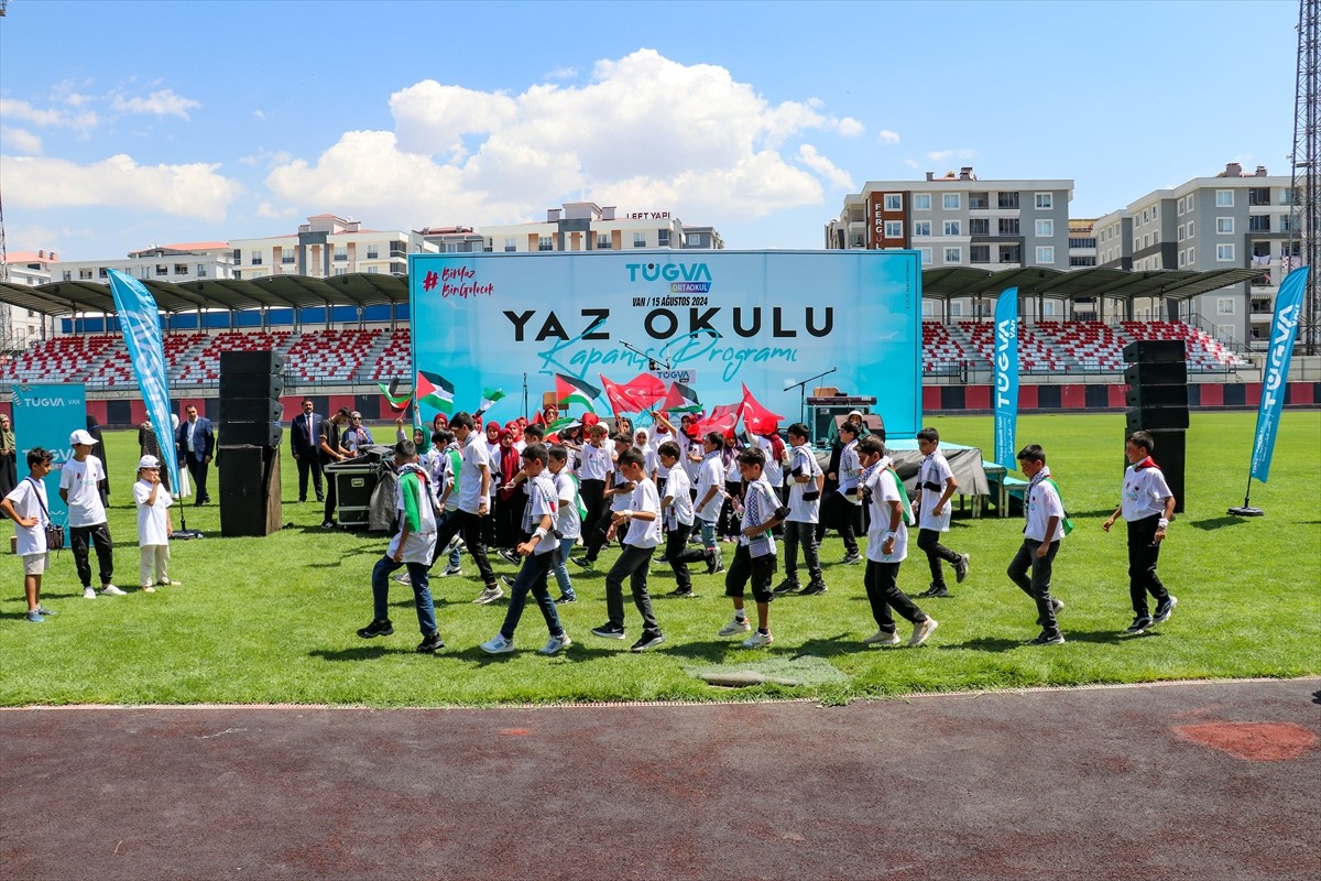 Van'da Türkiye Gençlik Vakfınca (TÜGVA), Atatürk Şehir Stadı'nda yaz okulu kapanış programı...