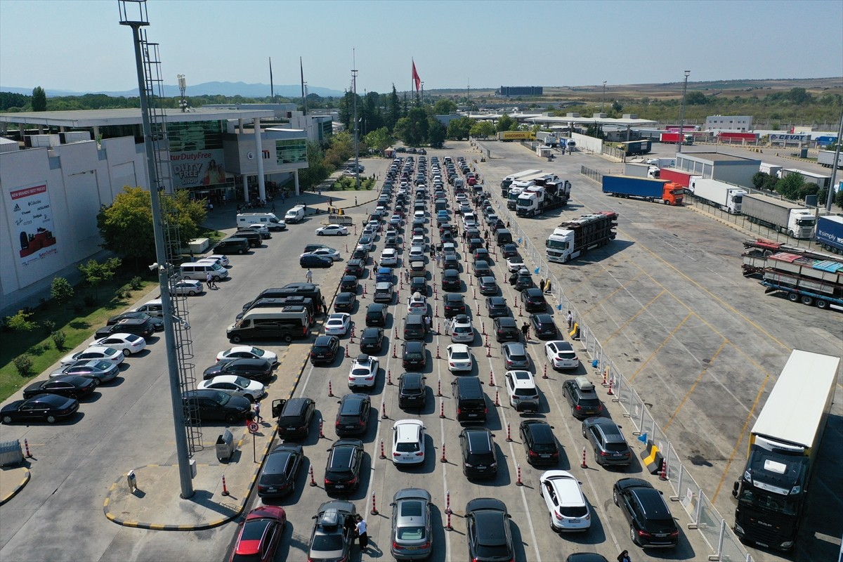 Yıllık izinlerini baba ocaklarında geçiren gurbetçiler, dönüş yolculuğu için memleketlerinden...