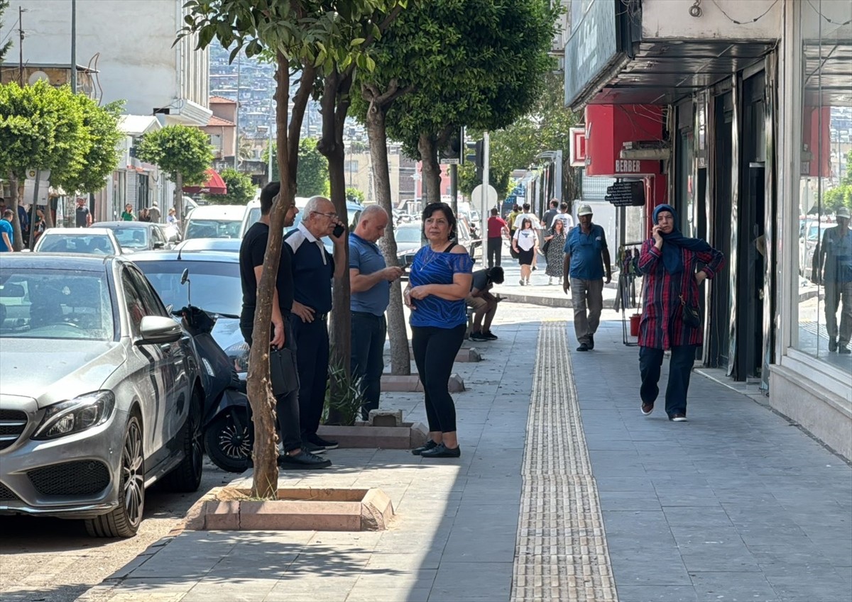 Afet ve Acil Durum Yönetimi Başkanlığı (AFAD), Suriye'nin Hama şehrinde 3 dakika arayla 5,2 ve 4,2...