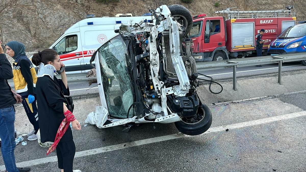 Afyonkarahisar'ın Bayat ilçesinde hafif ticari aracın refüje devrilmesi sonucu 6 kişi...