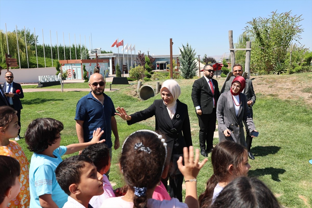 Aile ve Sosyal Hizmetler Bakanı Mahinur Özdemir Göktaş, İsrail'in Gazze'ye yönelik saldırılarının...