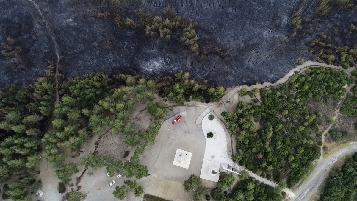 Çanakkale'de 21 saattir devam eden orman yangınının zarar verdiği Tarihi Gelibolu Yarımadası dron...