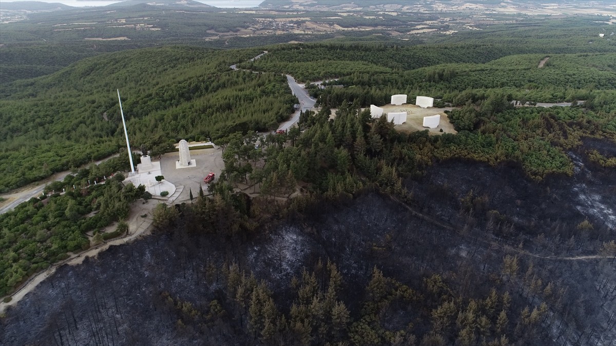 Çanakkale'de 21 saattir devam eden orman yangınının zarar verdiği Tarihi Gelibolu Yarımadası dron...