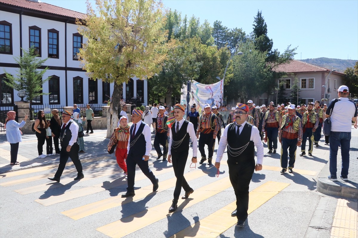 Çankırı'da düzenlenen 3. Uluslararası Tuz Festivali meşalesi düzenlenen törenle yakıldı. Çankırı...