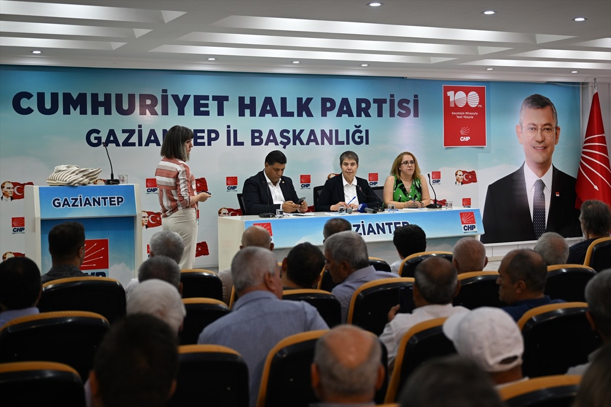 CHP Genel Başkan Yardımcısı Zeliha Aksaz Şahbaz, partisinin Gaziantep il başkanlığında basın...