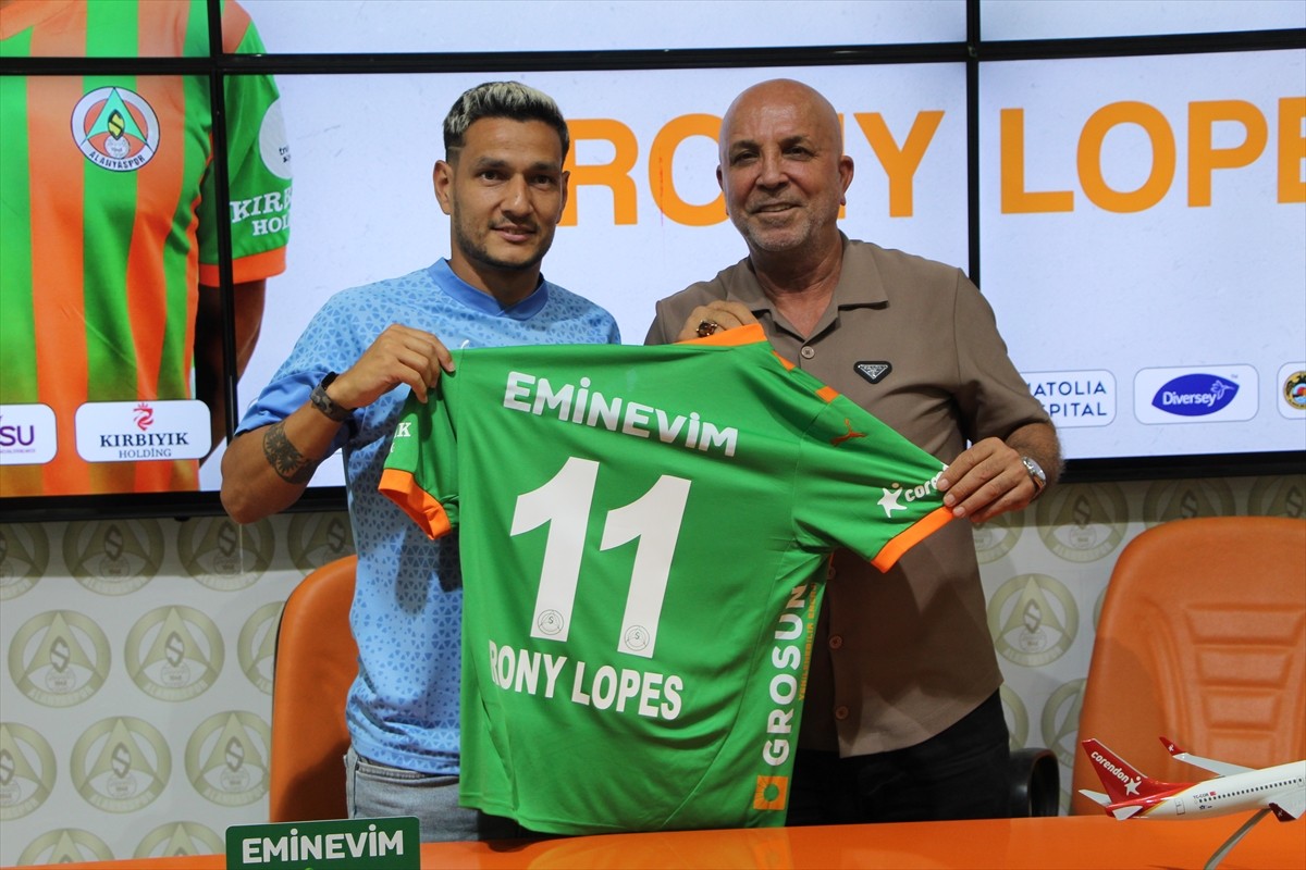 Corendon Alanyaspor, Brezilyalı futbolcu Juan Christian'ı (solda) ve Rony Lopes'i renklerine...