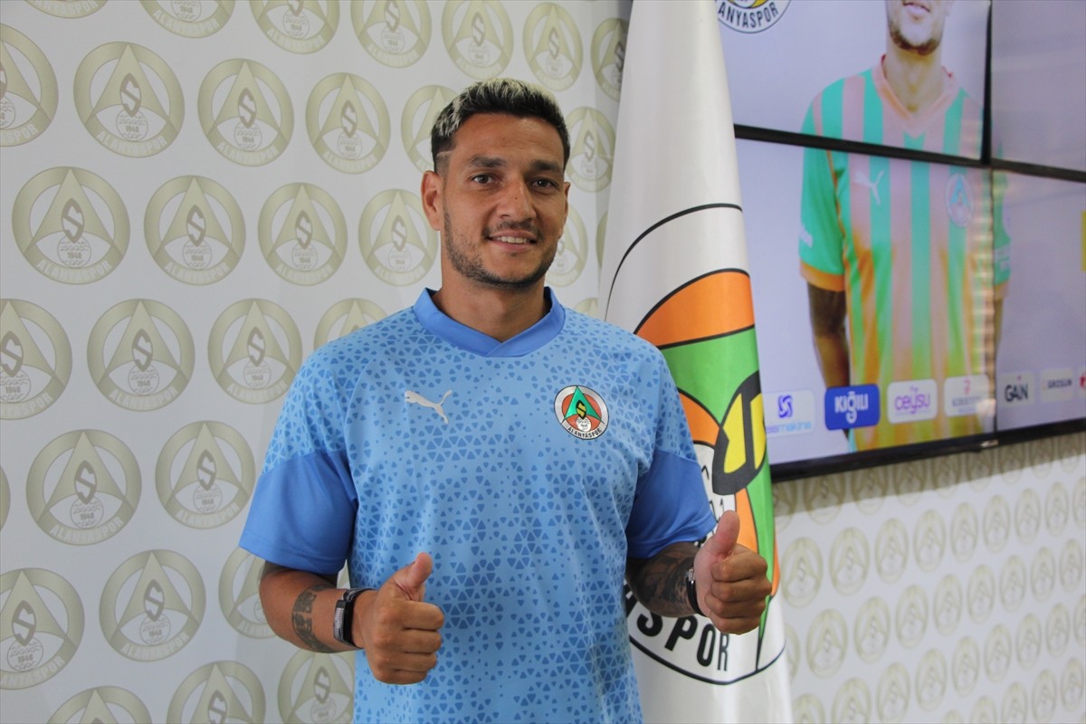 Corendon Alanyaspor, Brezilyalı futbolcu Juan Christian'ı (solda) ve Rony Lopes'i renklerine...