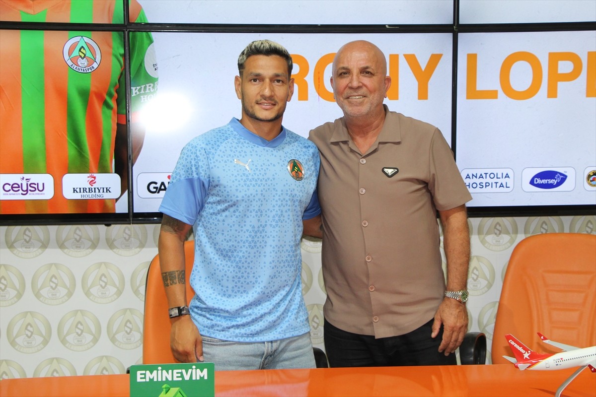 Corendon Alanyaspor, Brezilyalı futbolcu Juan Christian'ı (solda) ve Rony Lopes'i renklerine...