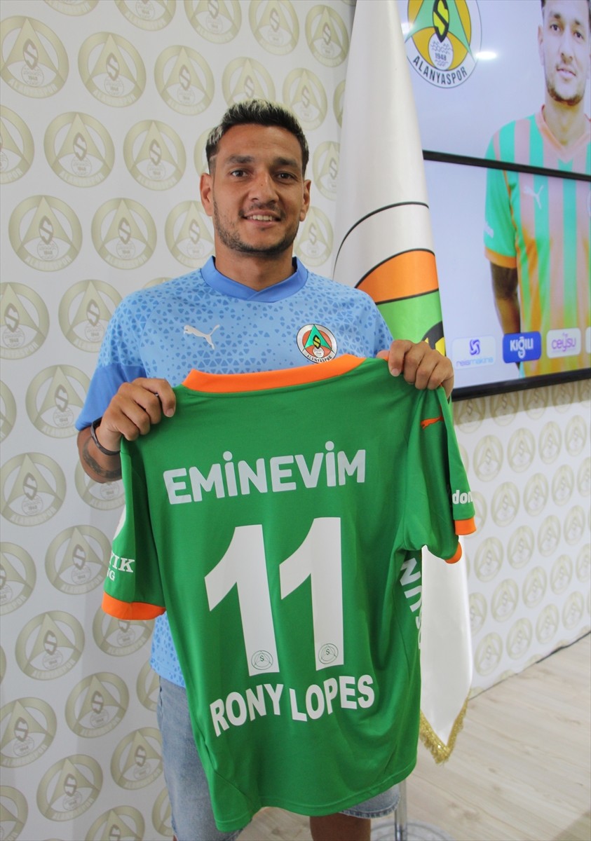 Corendon Alanyaspor, Brezilyalı futbolcu Juan Christian'ı (solda) ve Rony Lopes'i renklerine...