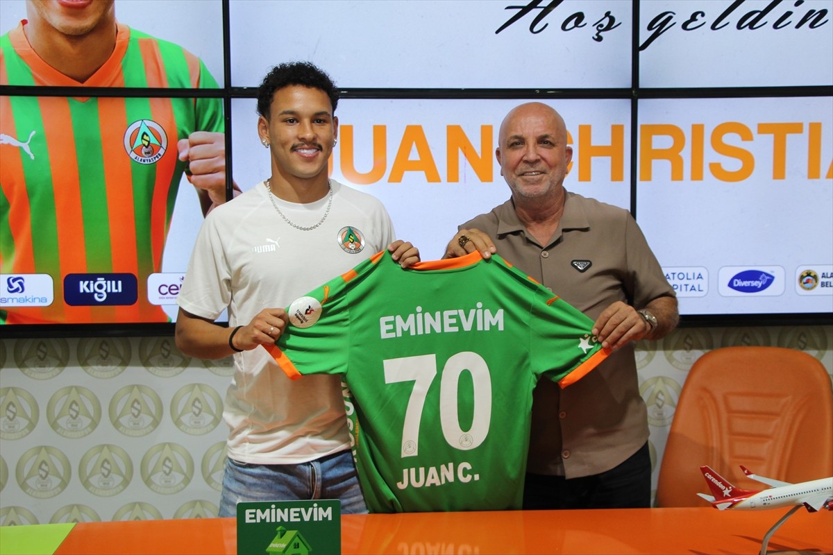 Corendon Alanyaspor, Brezilyalı futbolcu Juan Christian'ı (solda) ve Rony Lopes'i renklerine...