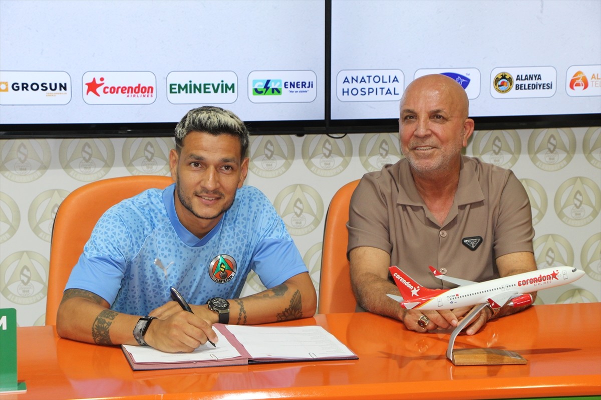 Corendon Alanyaspor, Brezilyalı futbolcu Juan Christian'ı (solda) ve Rony Lopes'i renklerine...