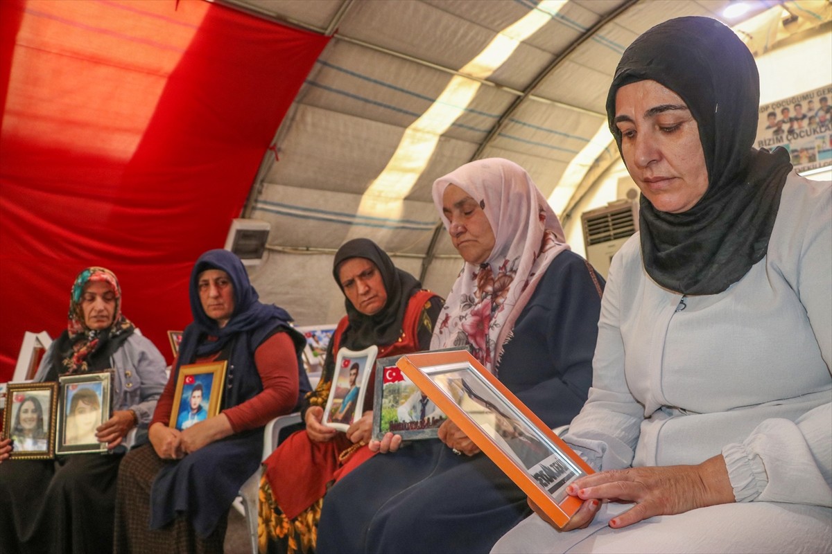 Dağa kaçırılan çocukları için eski HDP il binası önünde oturma eylemi yapan Diyarbakır anneleri...