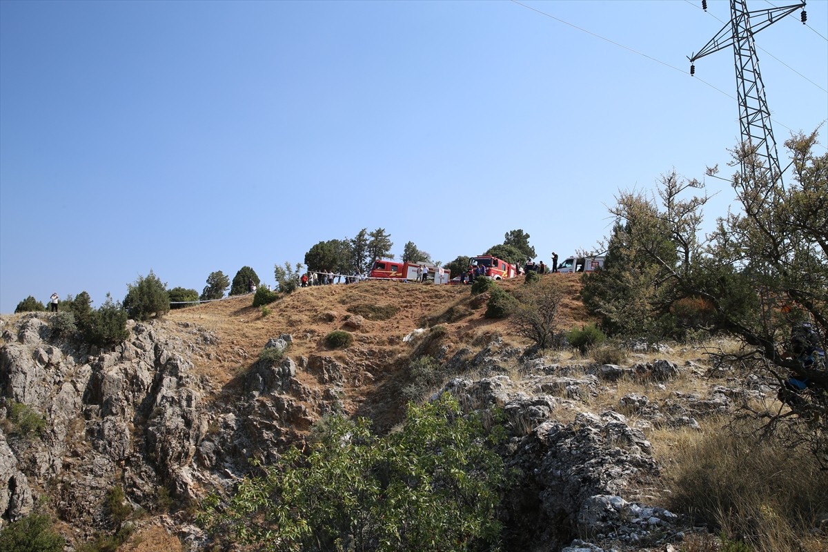 Denizli'nin Çal ilçesinde, virajı alamayarak yaklaşık 200 metrelik uçuruma yuvarlanan otomobildeki...