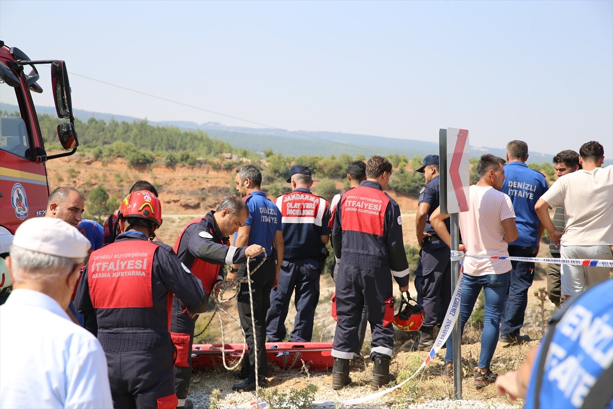 Denizli'nin Çal ilçesinde, virajı alamayarak yaklaşık 200 metrelik uçuruma yuvarlanan otomobildeki...