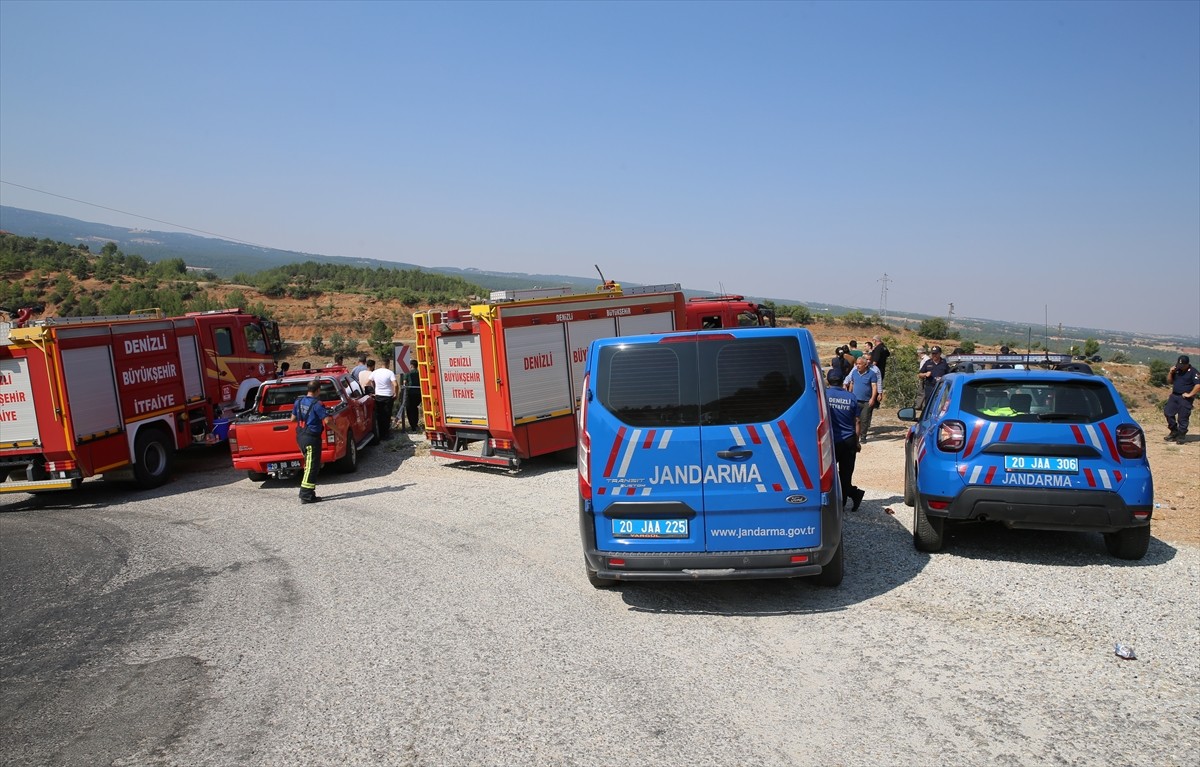 Denizli'nin Çal ilçesinde, virajı alamayarak yaklaşık 200 metrelik uçuruma yuvarlanan otomobildeki...