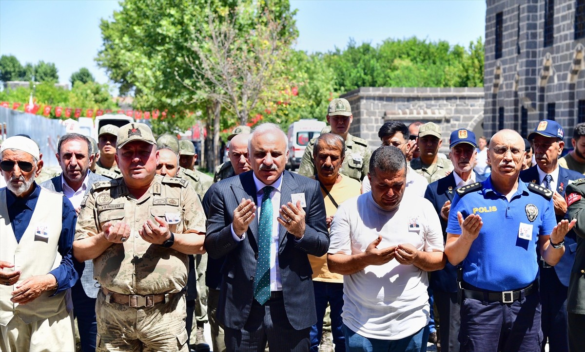 Diyarbakır'da hayatını kaybeden Kore Gazisi Aziz Gönülalan törenle son yolculuğuna uğurlandı....