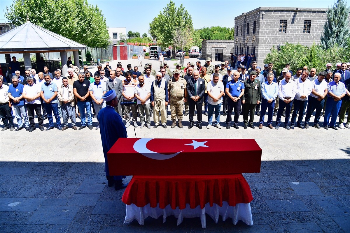 Diyarbakır'da hayatını kaybeden Kore Gazisi Aziz Gönülalan törenle son yolculuğuna uğurlandı....