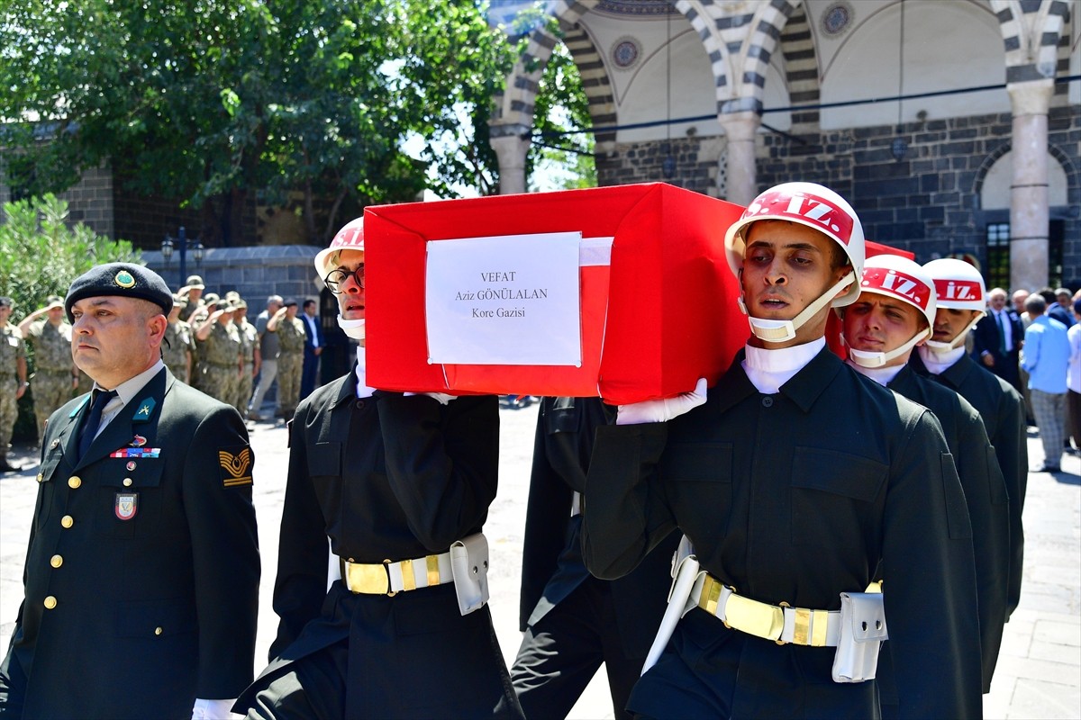 Diyarbakır'da hayatını kaybeden Kore Gazisi Aziz Gönülalan törenle son yolculuğuna uğurlandı....