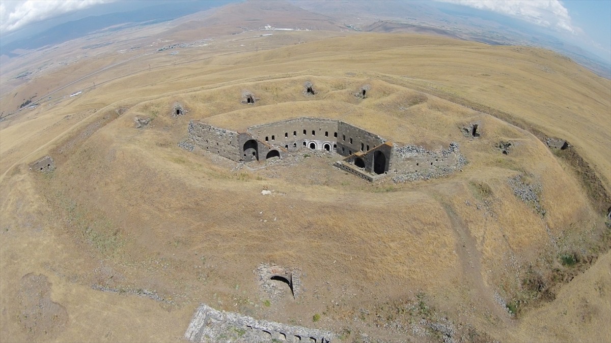 Erzurum'da, Sultan 2. Abdülhamit döneminde Erzurum-Kars kara yolunun güney kısmında 2 bin 390...