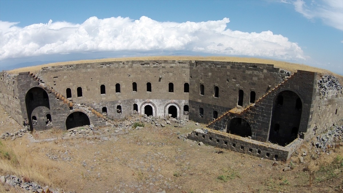 Erzurum'da, Sultan 2. Abdülhamit döneminde Erzurum-Kars kara yolunun güney kısmında 2 bin 390...