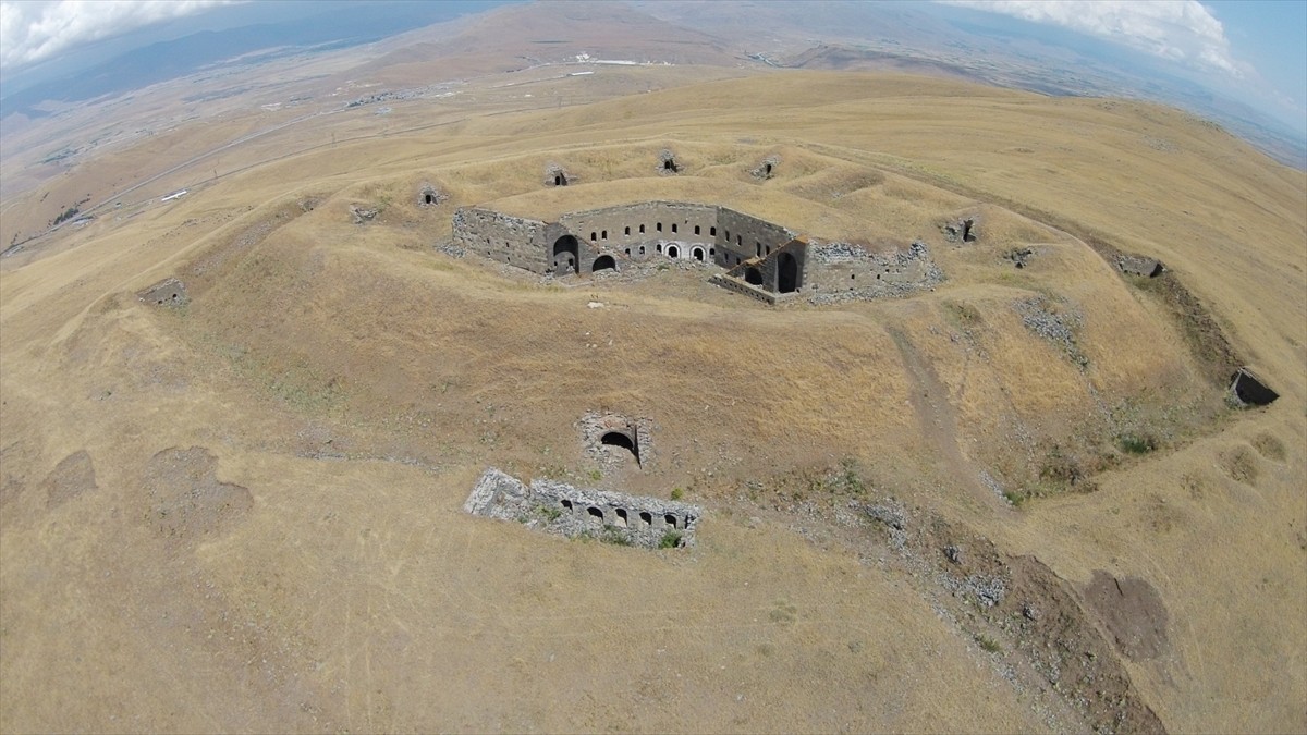 Erzurum'da, Sultan 2. Abdülhamit döneminde Erzurum-Kars kara yolunun güney kısmında 2 bin 390...