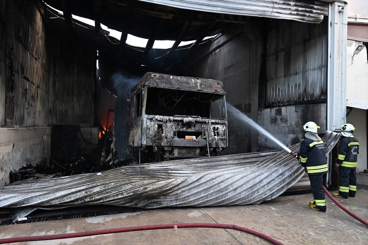 Gaziantep'te halı fabrikasında çıkan yangına müdahale ediliyor. Gaziantep 2. Organize Sanayi...