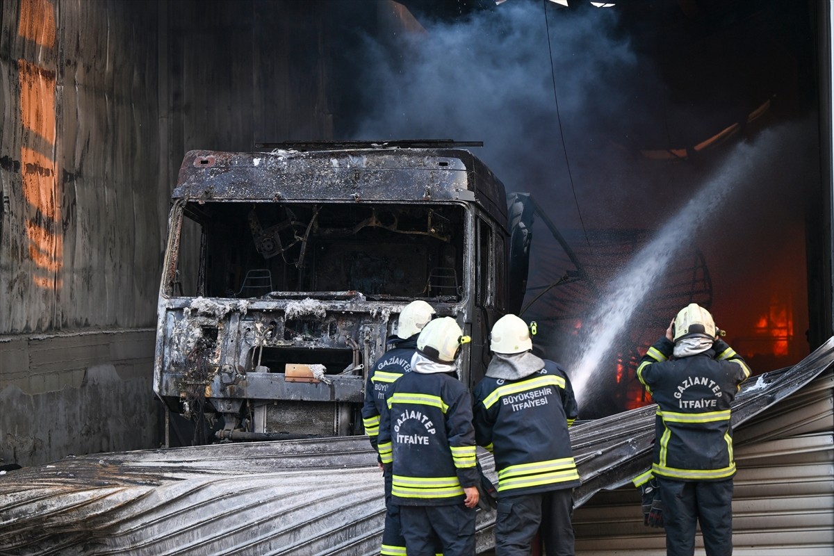 Gaziantep'te halı fabrikasında çıkan yangına müdahale ediliyor. Gaziantep 2. Organize Sanayi...