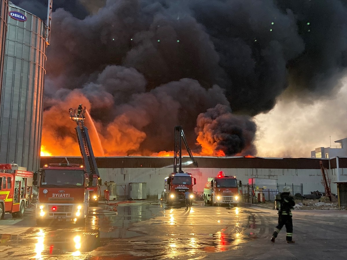 Gaziantep'te halı fabrikasında çıkan yangına müdahale ediliyor. Gaziantep 2. Organize Sanayi...