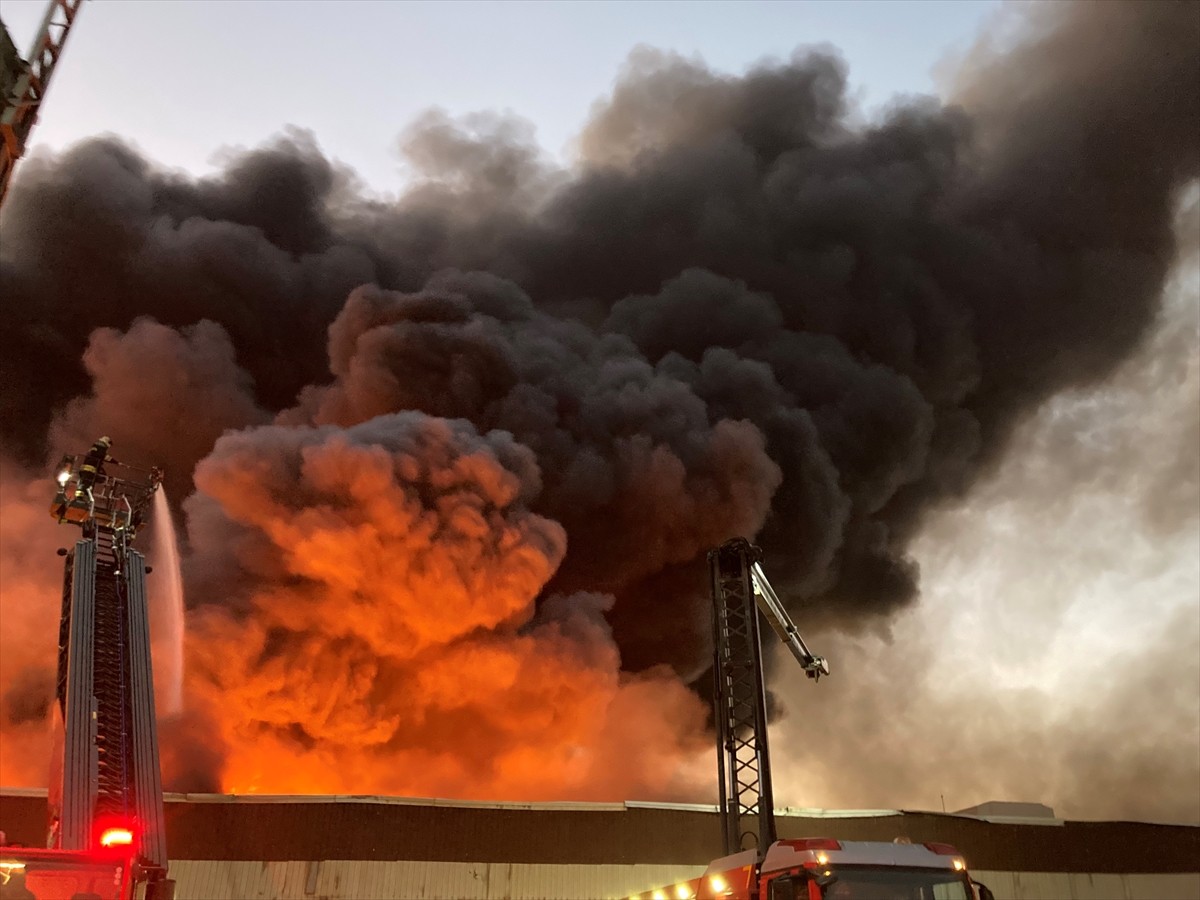 Gaziantep'te halı fabrikasında çıkan yangına müdahale ediliyor. Gaziantep 2. Organize Sanayi...