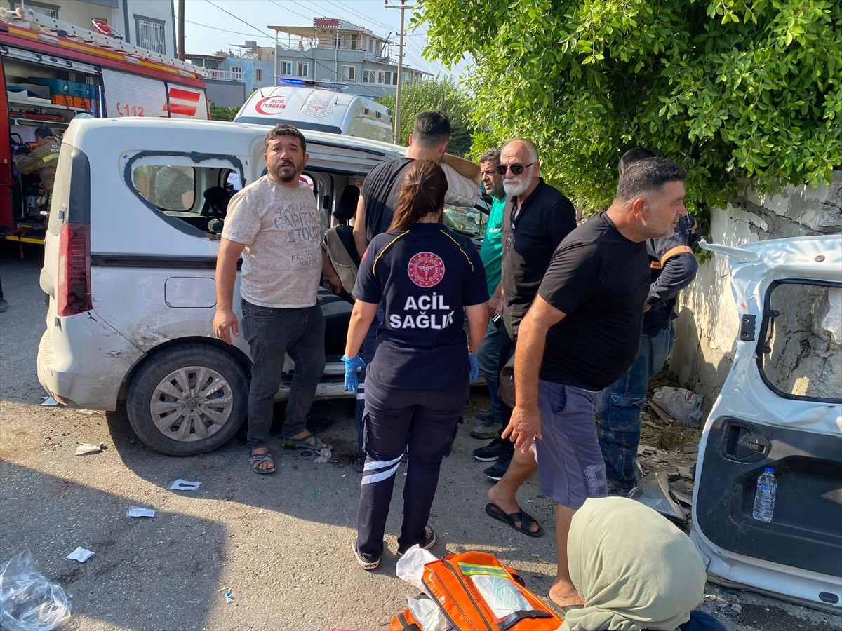 Hatay'ın İskenderun ilçesinde ambulans ile hafif ticari aracın çarpıştığı kazada 1'i ağır 9 kişi...