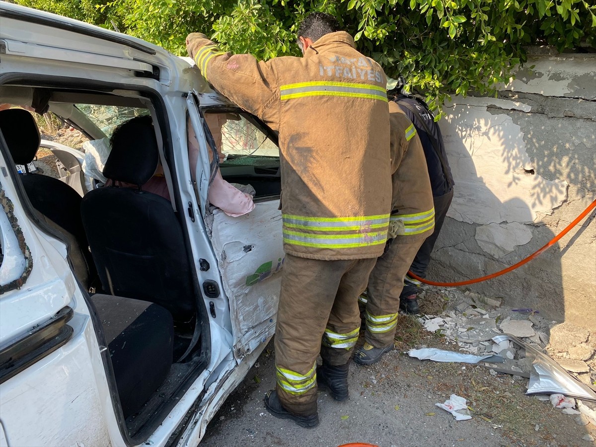 Hatay'ın İskenderun ilçesinde ambulans ile hafif ticari aracın çarpıştığı kazada 1'i ağır 9 kişi...