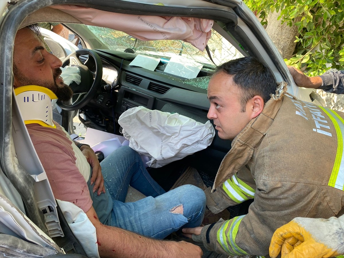 Hatay'ın İskenderun ilçesinde ambulans ile hafif ticari aracın çarpıştığı kazada 1'i ağır 9 kişi...