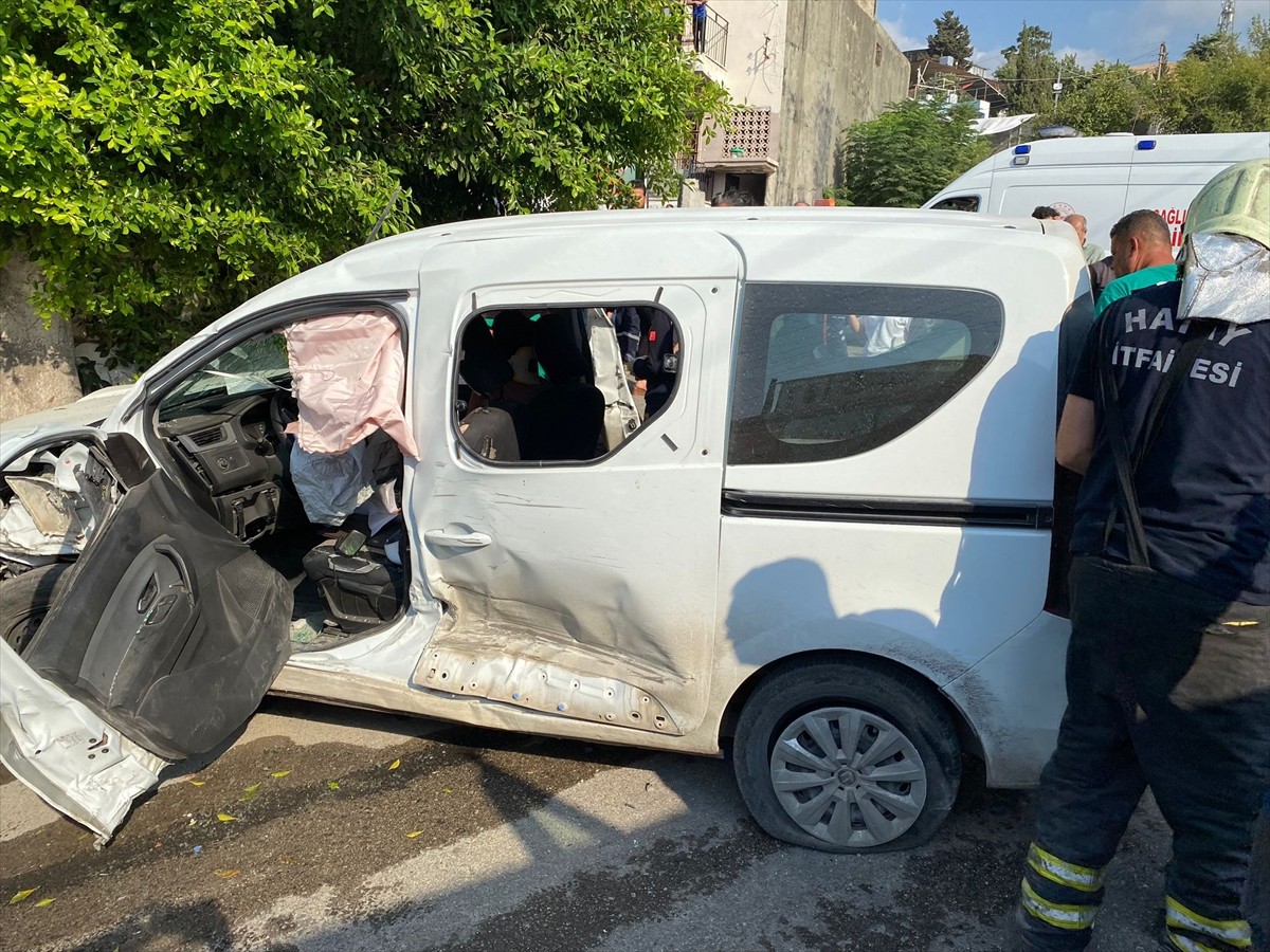 Hatay'ın İskenderun ilçesinde ambulans ile hafif ticari aracın çarpıştığı kazada 1'i ağır 9 kişi...