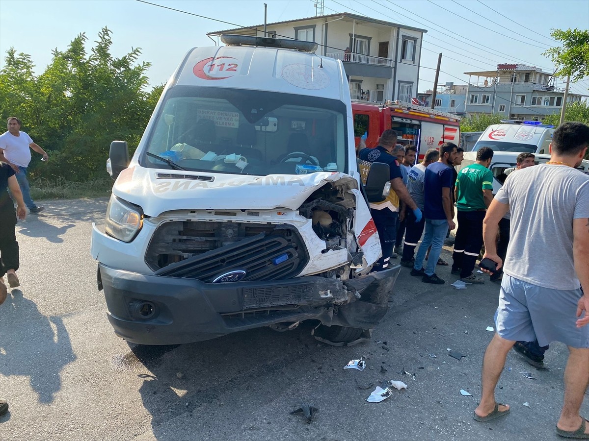 Hatay'ın İskenderun ilçesinde ambulans ile hafif ticari aracın çarpıştığı kazada 1'i ağır 9 kişi...