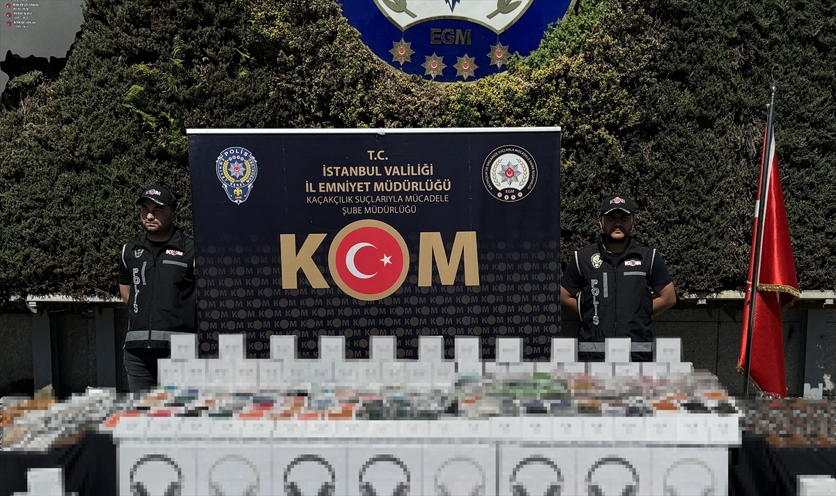 İstanbul'da düzenlenen operasyonda yurda kaçak yollarla sokulan çok sayıda cep telefonu aksesuarı...