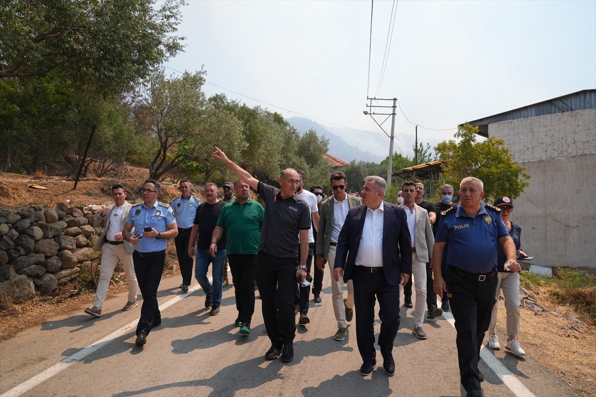 İzmir’in Karşıyaka ilçesi Yamanlar Karatepe mevkisinde akşam saatlerinde çıkan yangını söndürme...