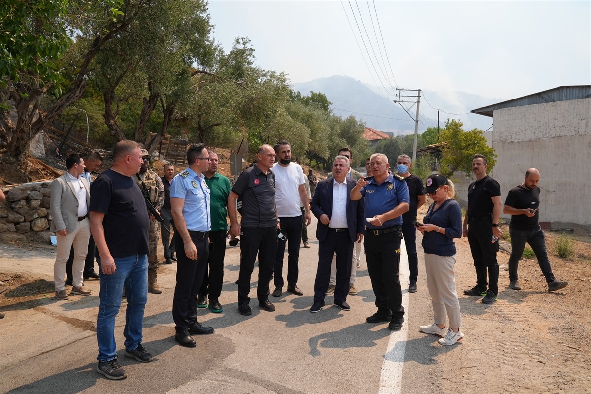 İzmir’in Karşıyaka ilçesi Yamanlar Karatepe mevkisinde akşam saatlerinde çıkan yangını söndürme...