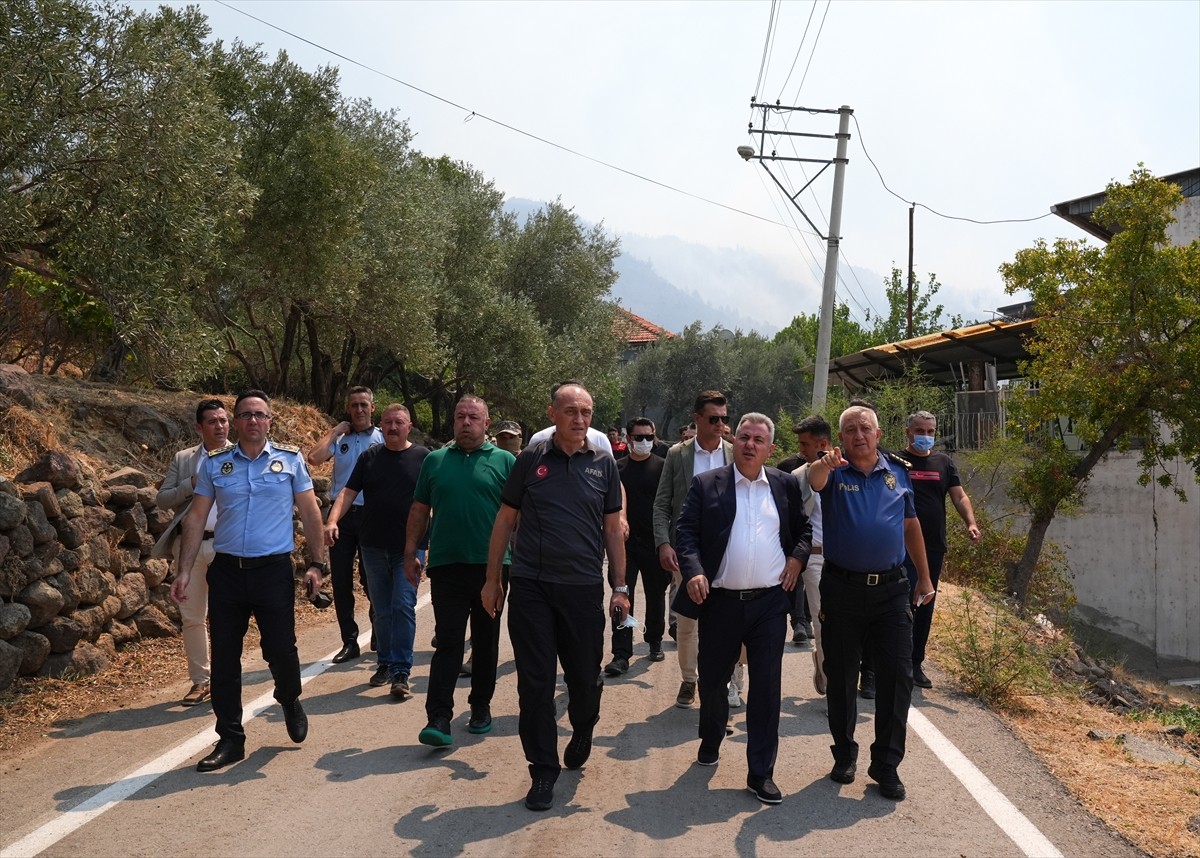 İzmir’in Karşıyaka ilçesi Yamanlar Karatepe mevkisinde akşam saatlerinde çıkan yangını söndürme...