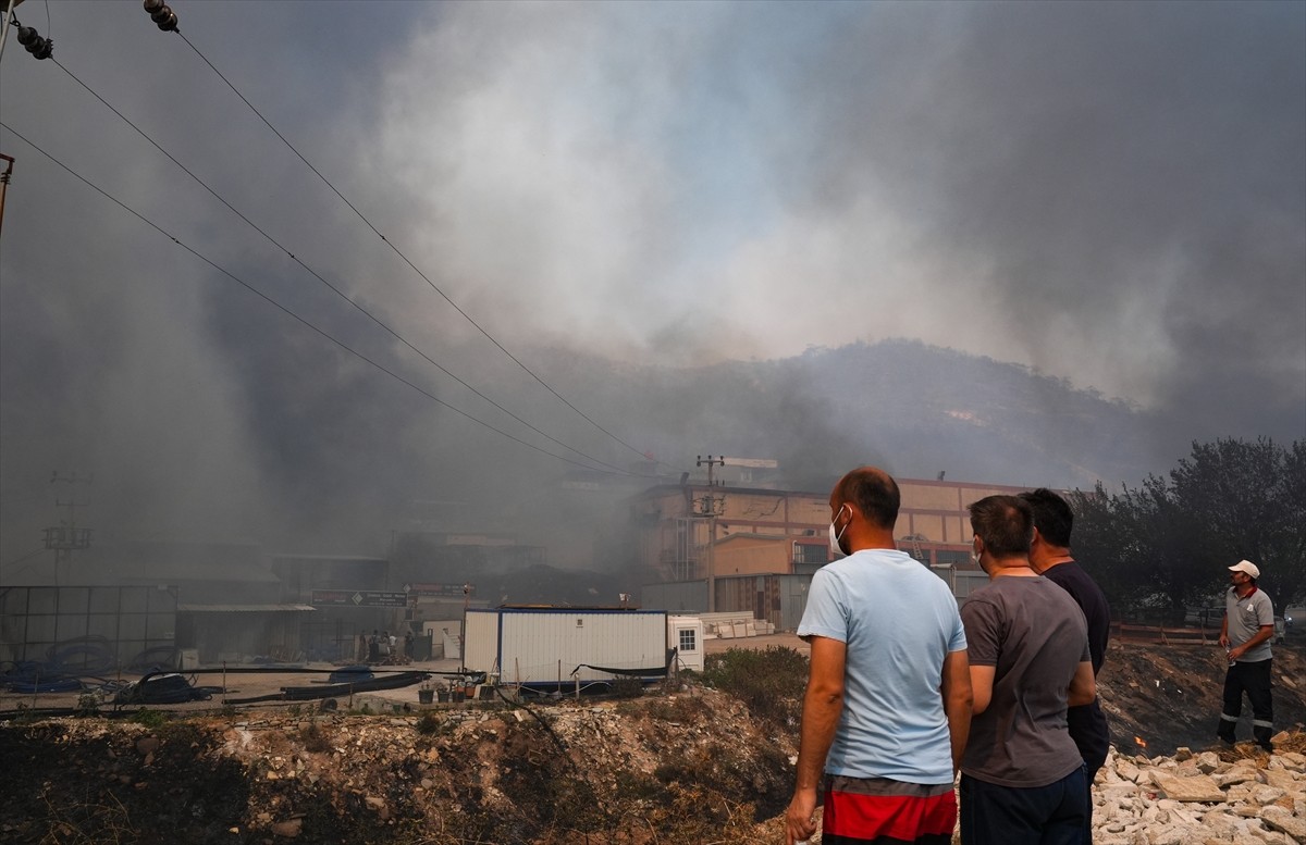 İzmir’in Karşıyaka ilçesi Yamanlar Karatepe mevkisinde dün akşam saatlerinde çıkan yangını...