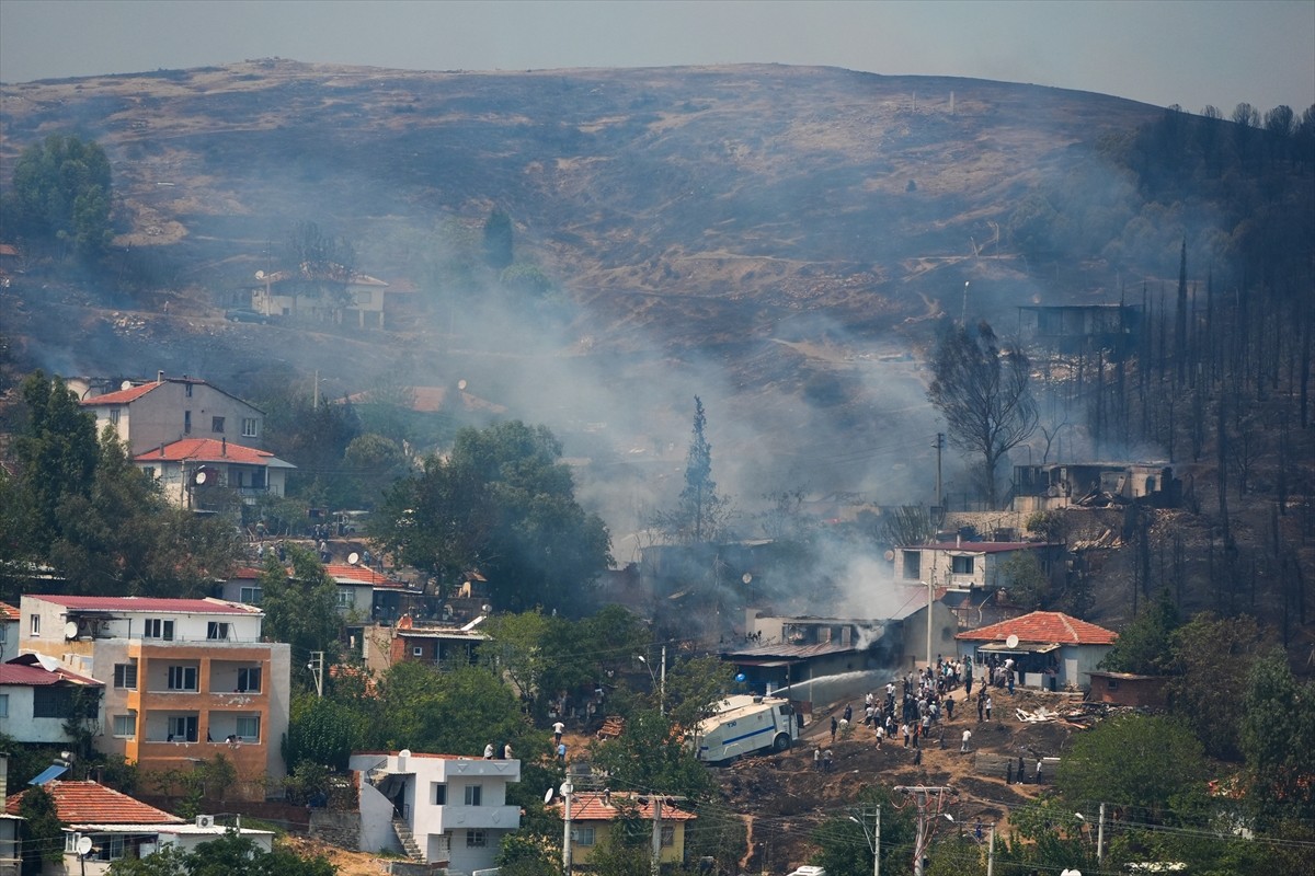 İzmir’in Karşıyaka ilçesi Yamanlar Karatepe mevkisinde dün akşam saatlerinde çıkan yangını...