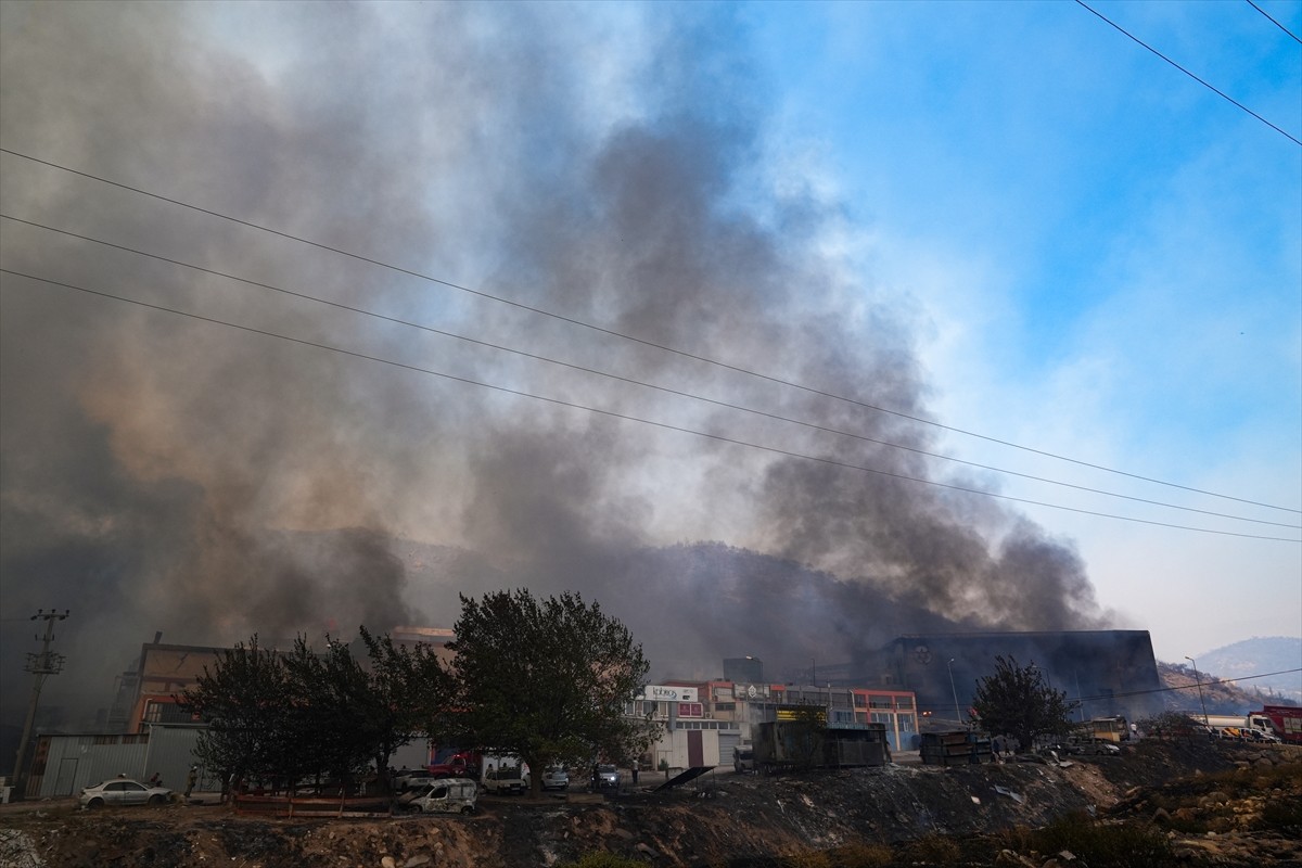 İzmir’in Karşıyaka ilçesi Yamanlar Karatepe mevkisinde dün akşam saatlerinde çıkan yangını...