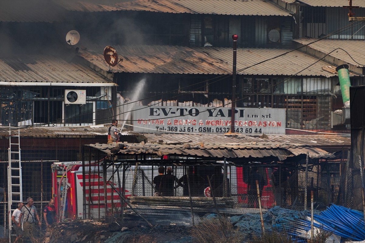 İzmir’in Karşıyaka ilçesi Yamanlar Karatepe mevkisinde dün akşam saatlerinde çıkan yangını...