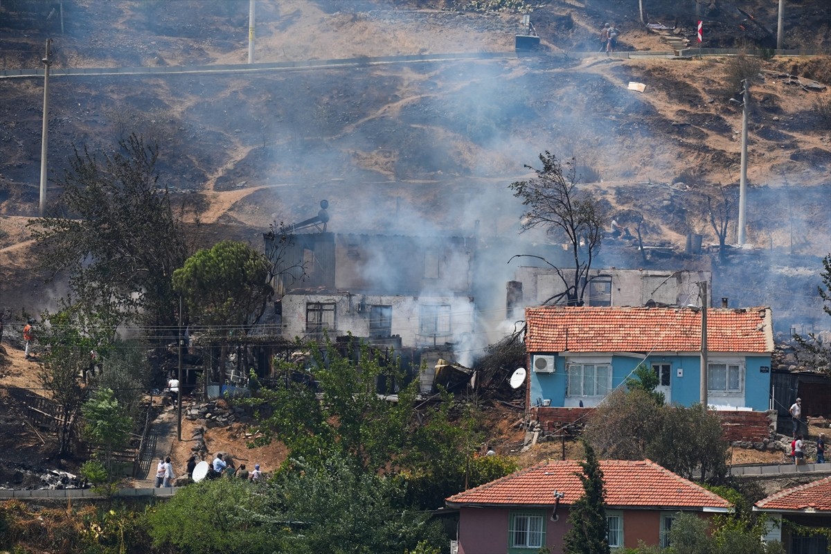 İzmir’in Karşıyaka ilçesi Yamanlar Karatepe mevkisinde dün akşam saatlerinde çıkan yangını...