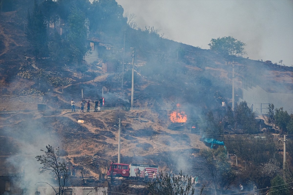 İzmir’in Karşıyaka ilçesi Yamanlar Karatepe mevkisinde dün akşam saatlerinde çıkan yangını...