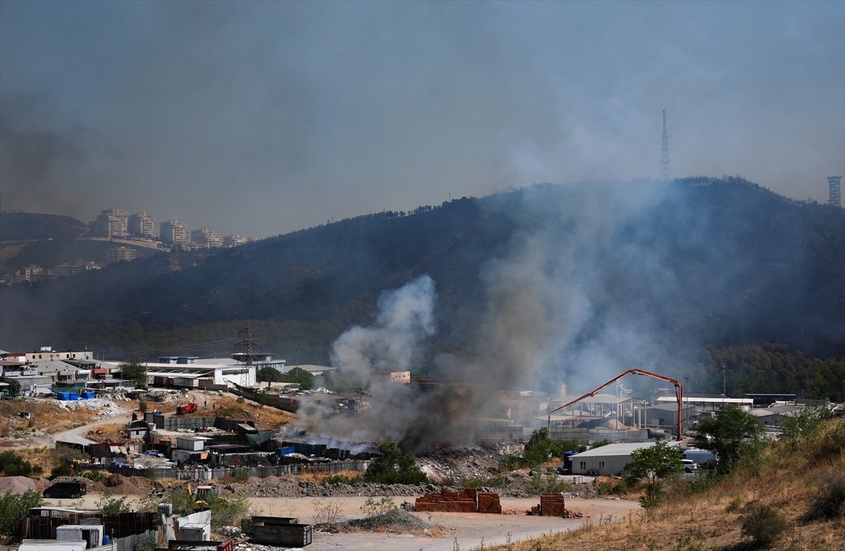 İzmir’in Karşıyaka ilçesi Yamanlar Karatepe mevkisinde dün akşam saatlerinde çıkan yangını...