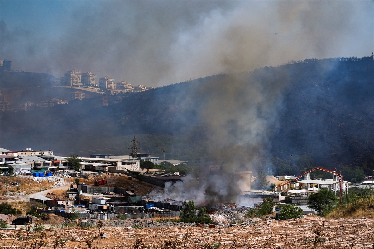 İzmir’in Karşıyaka ilçesi Yamanlar Karatepe mevkisinde dün akşam saatlerinde çıkan yangını...