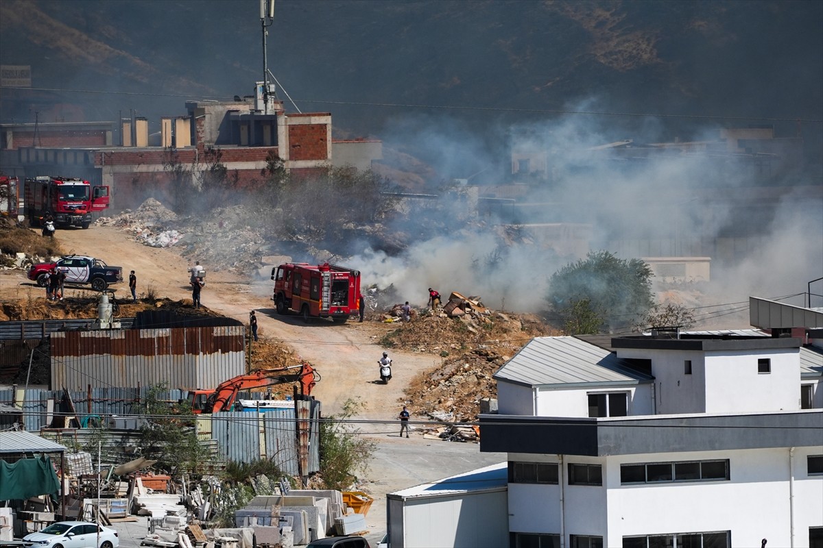 İzmir’in Karşıyaka ilçesi Yamanlar Karatepe mevkisinde dün akşam saatlerinde çıkan yangını...