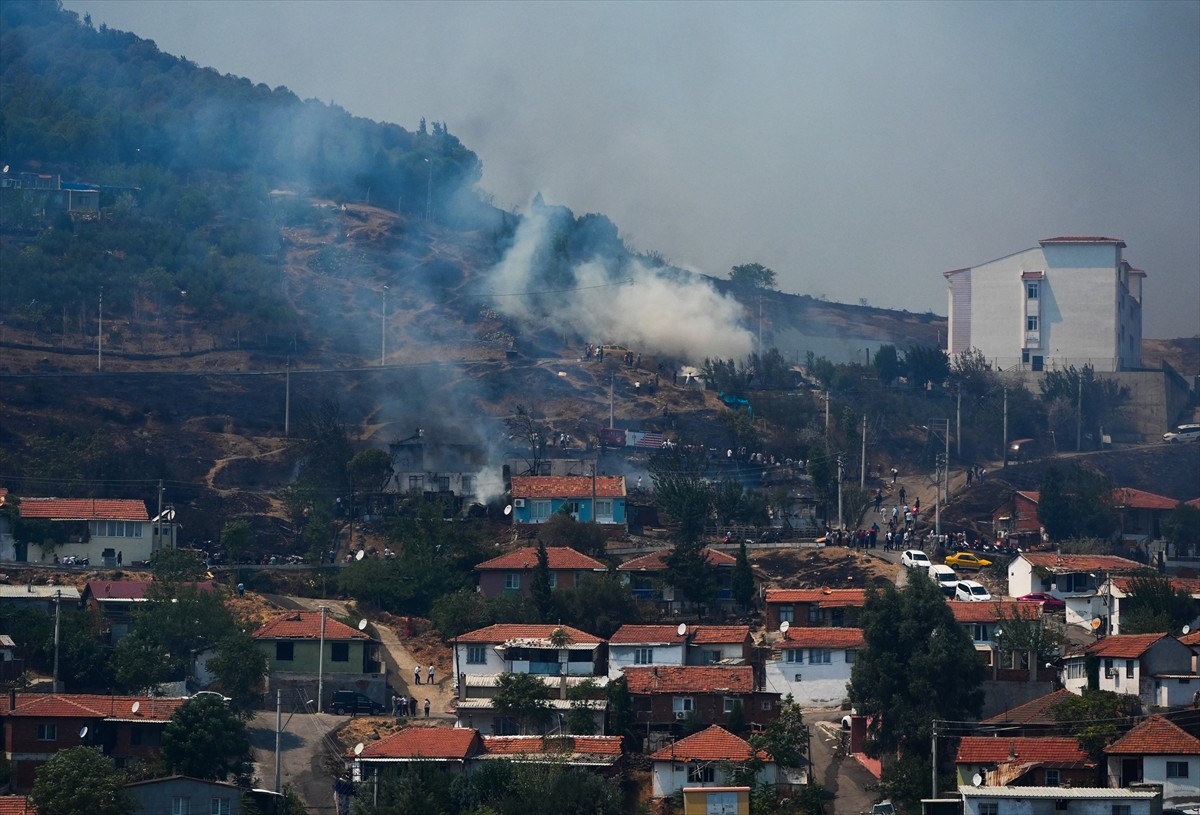 İzmir’in Karşıyaka ilçesi Yamanlar Karatepe mevkisinde dün akşam saatlerinde çıkan yangını...